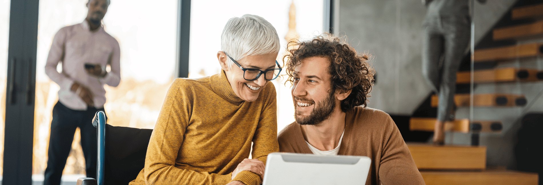 Lachende collega's kijkend naar scherm