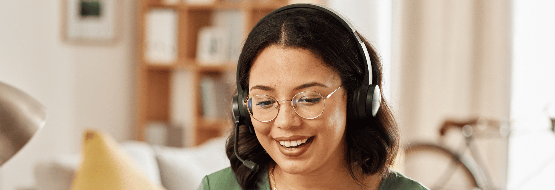 Mevrouw aan de telefoon met headset