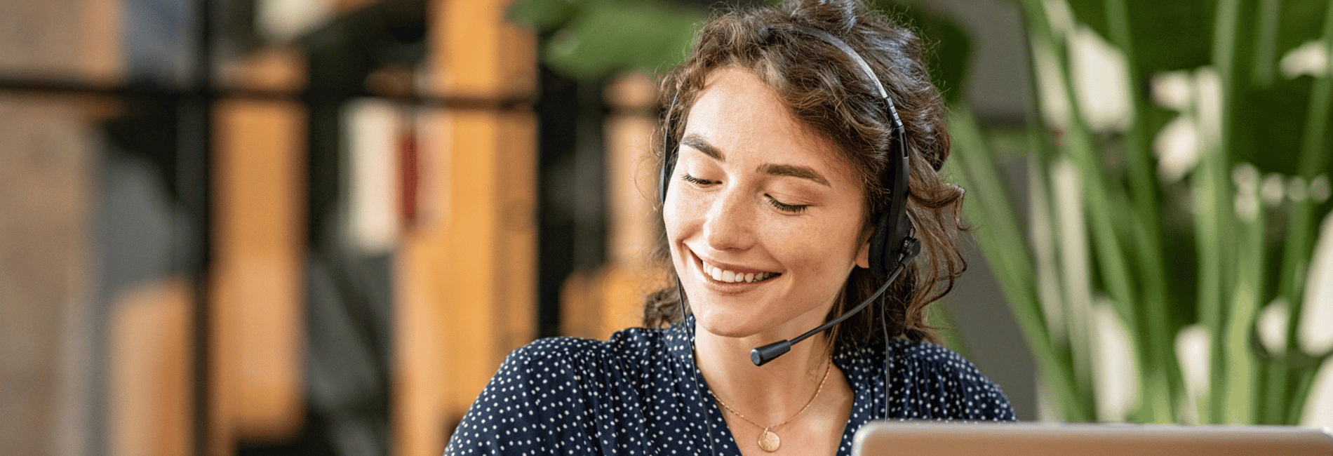 Vrouw lachend aan het bellen met headset