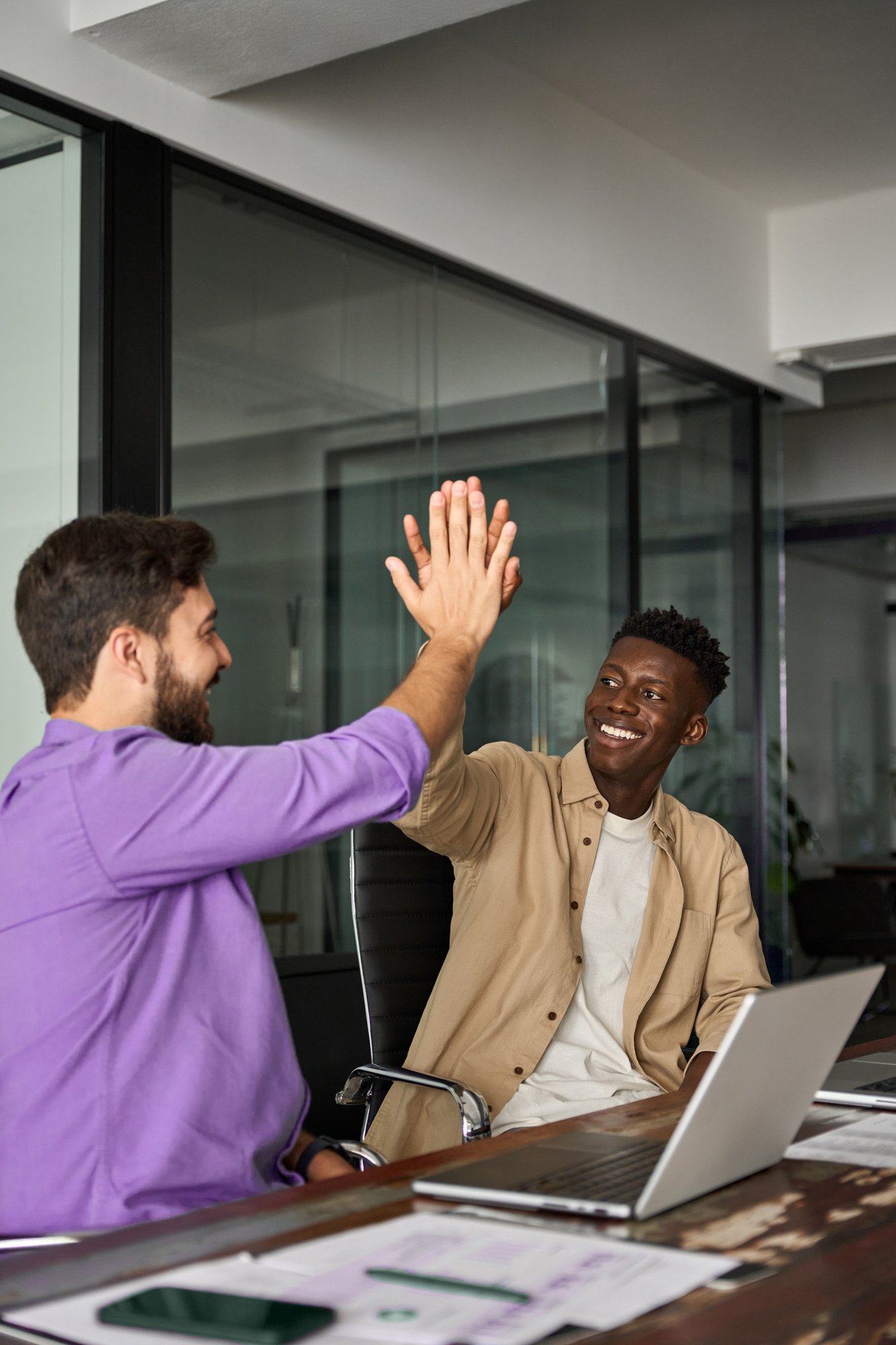 twee-collegas-geven-high-five